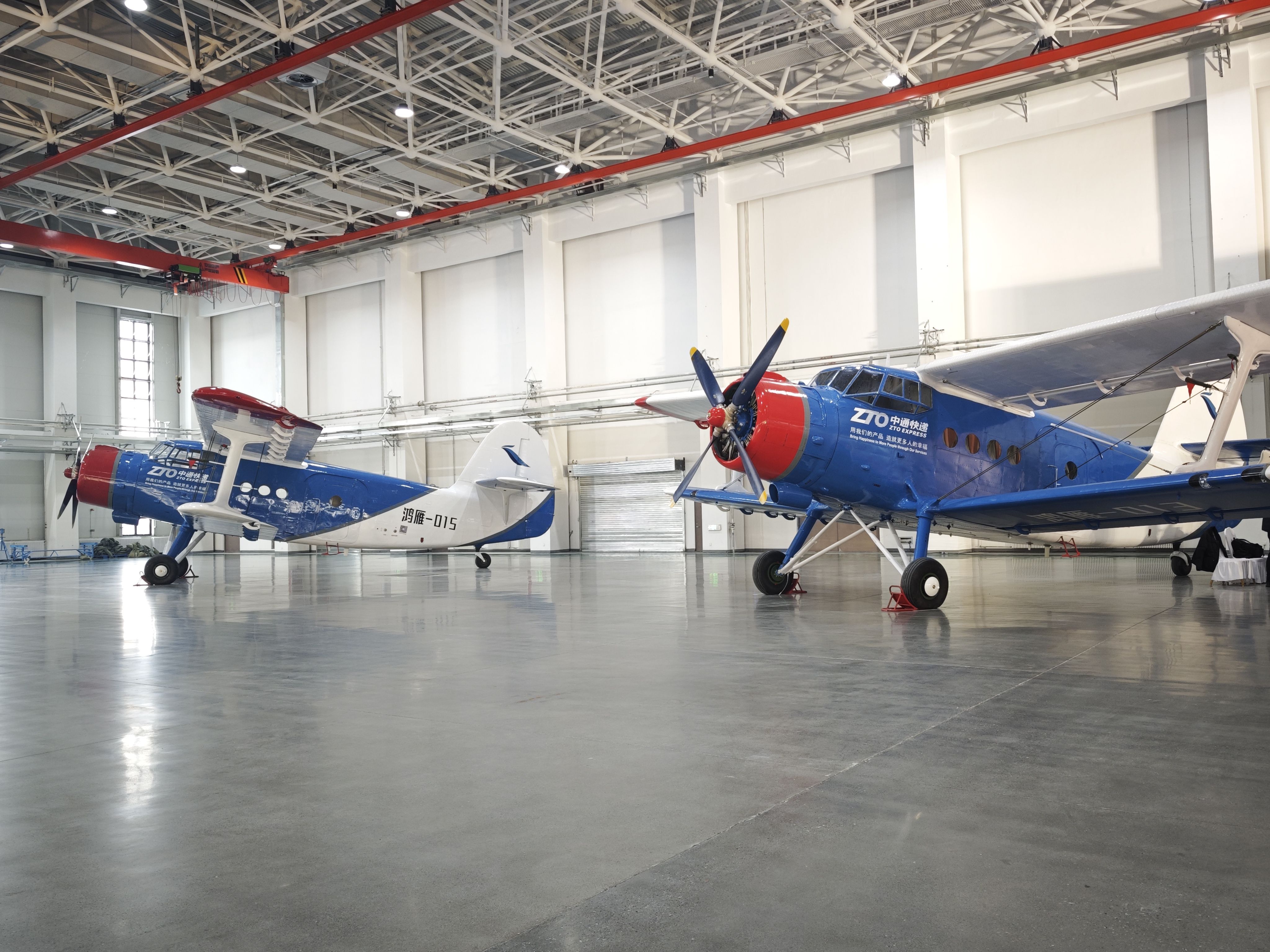 1月20日，停放在交付現(xiàn)場(chǎng)的大型無(wú)人機(jī)鴻雁（HY100）。新華社記者 茍立鋒 攝