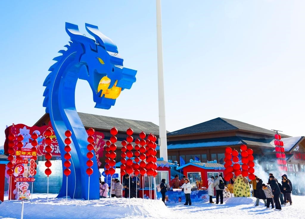 2025年1月，游客在遼寧錦州東方華地城海洋冰雪王國內(nèi)游覽。新華社發(fā)
