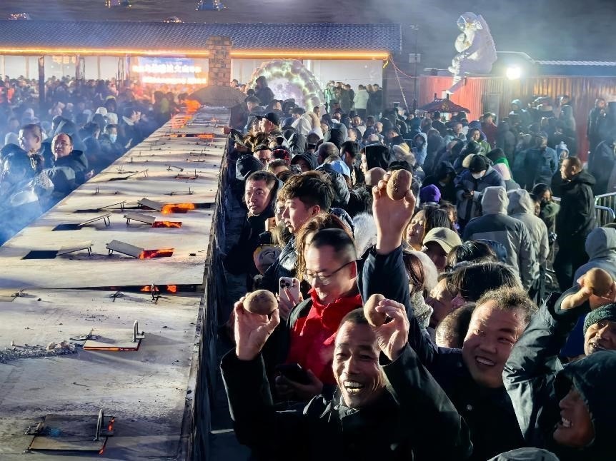 烏蘭哈達(dá)火山腳下“千人烤土豆”。人民網(wǎng)記者 苗陽攝