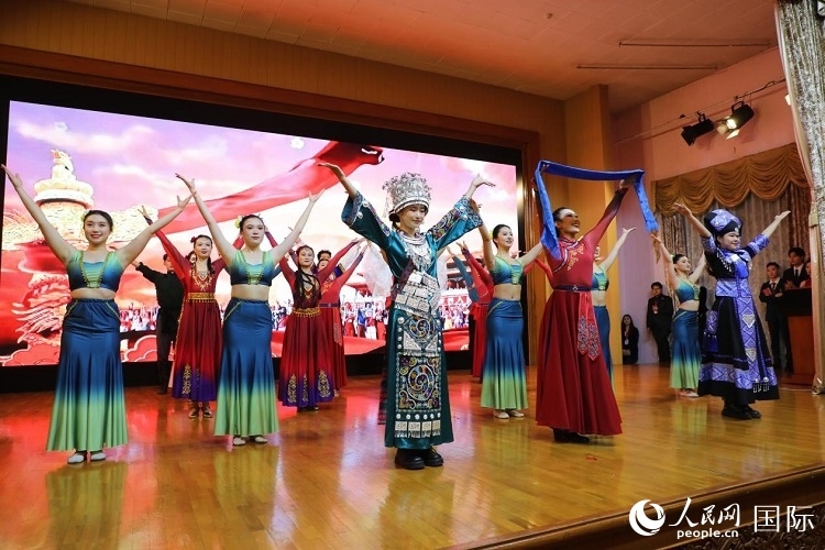 留俄學(xué)生進(jìn)行民族舞表演。人民網(wǎng)記者 隋鑫攝