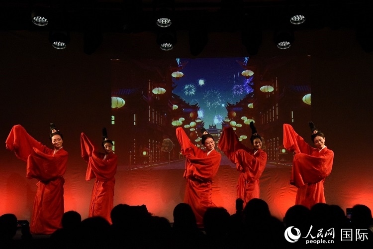 舞蹈《金蛇狂舞》。人民網(wǎng)記者 殷淼攝