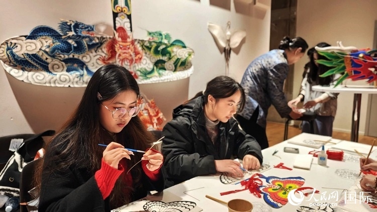 體驗(yàn)非遺文化“制作小風(fēng)箏”。人民網(wǎng)記者 殷淼攝