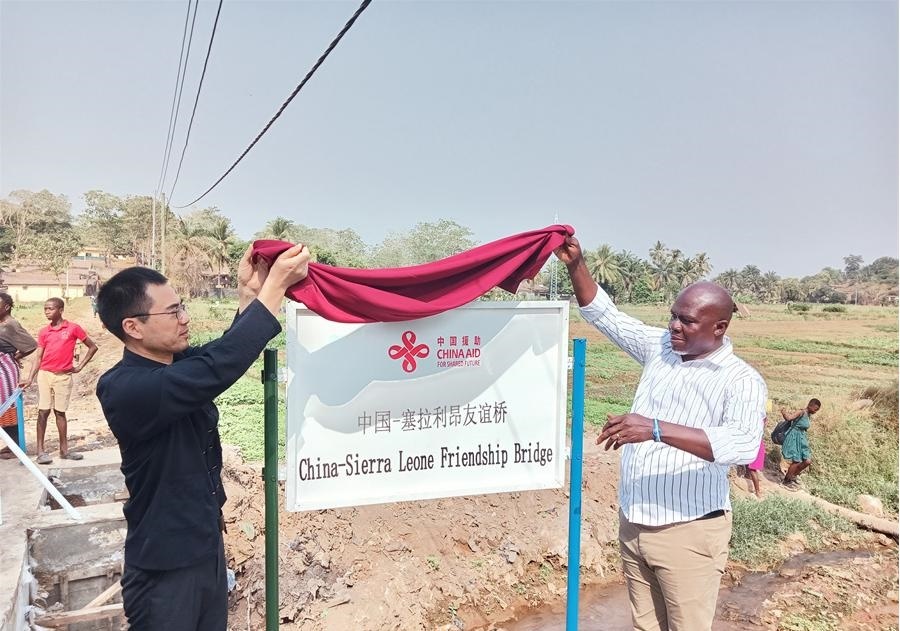 中國(guó)駐塞拉利昂大使王擎（左）和博城市市長(zhǎng)穆薩（右）為中國(guó)—塞拉利昂友誼橋揭牌。中國(guó)援塞農(nóng)業(yè)專家組供圖