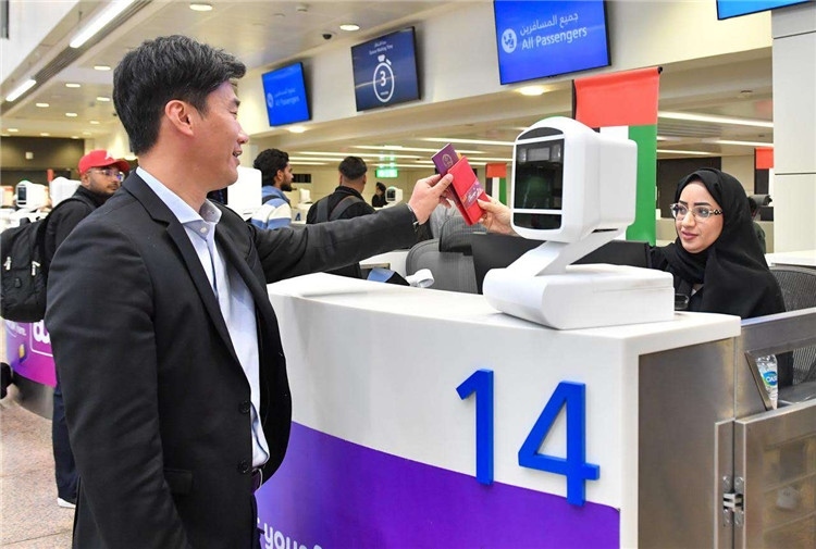 1月22日，迪拜免稅店聯(lián)合迪拜移民局向入境中國(guó)旅客贈(zèng)送新年賀禮。迪拜移民局供圖