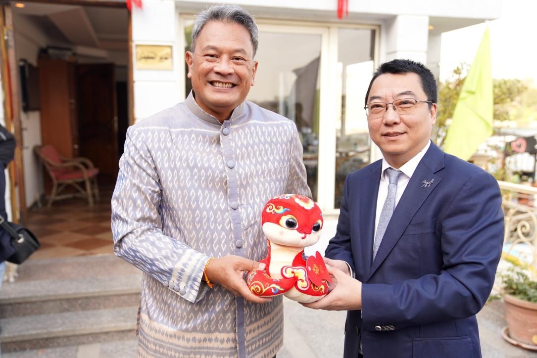 中國駐埃及使館參贊兼開羅中國文化中心主任張易向塔納瓦大使贈送2025“歡樂春節(jié)”吉祥蛇。開羅中國文化中心供圖