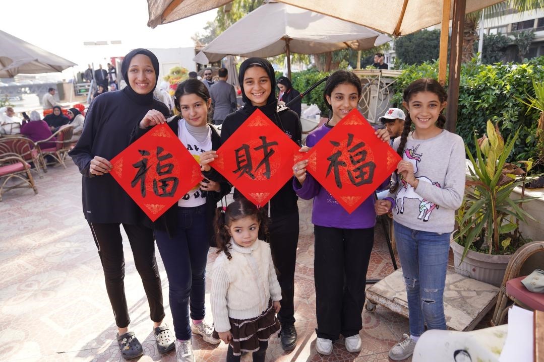 埃及民眾參與中國文化體驗活動。開羅中國文化中心供圖