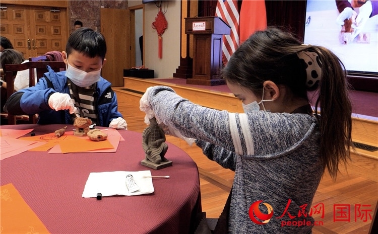 “我是文物修復師”活動環(huán)節(jié)。李鑫江攝