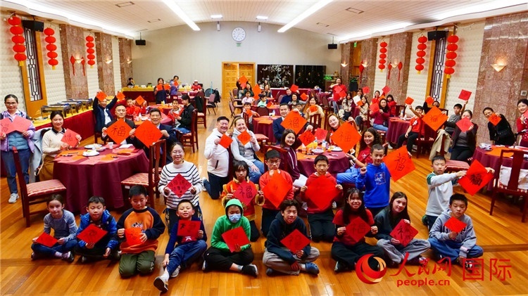 威廉蘭德小學師生活動現(xiàn)場合影。李鑫江攝