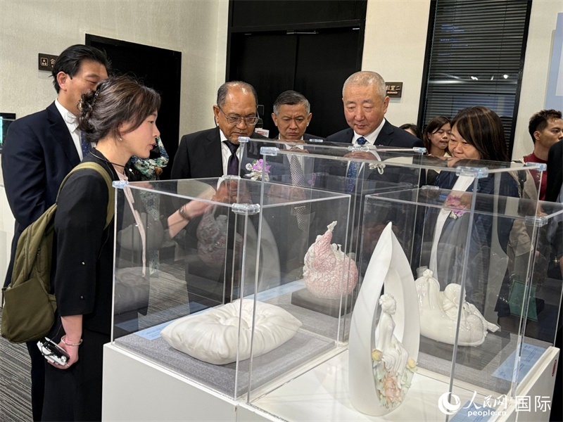 嘉賓在參觀展覽。 人民網(wǎng)記者 章念生攝