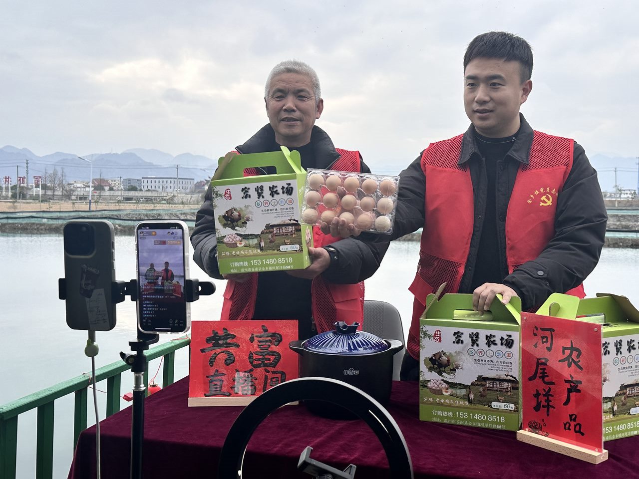 在蒼南金鄉(xiāng)鎮(zhèn)，永興、半浹連、河尾垟?shù)犬?dāng)年受災(zāi)的臨近村落，正連片建設(shè)美麗江南水鄉(xiāng)新景。圖為河尾垟村設(shè)在河邊的“共富直播間”。金鄉(xiāng)鎮(zhèn) 供圖