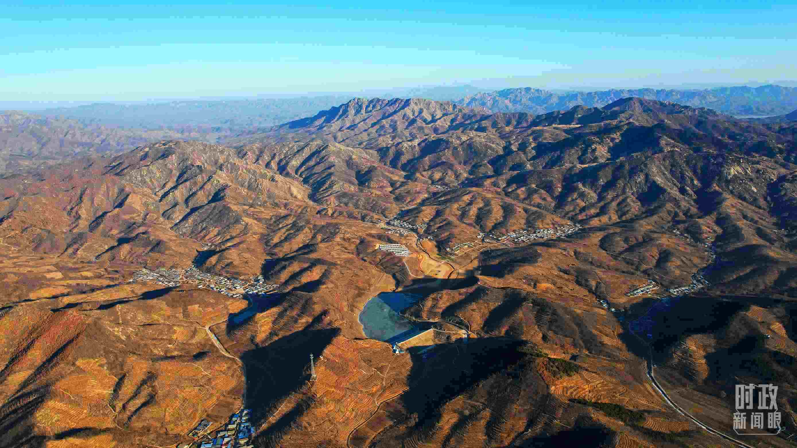 俯瞰祝家溝村。（總臺央視記者范凱拍攝）