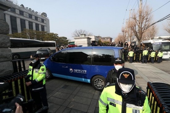  1月21日，尹錫悅乘坐的車輛進入韓國首爾的憲法法院。新華社記者姚琪琳攝