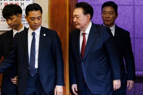  1月23日，尹錫悅（右二）在韓國首爾憲法法院出席總統(tǒng)彈劾案庭審。新華社發(fā)（Pool圖片，曹城凖攝）