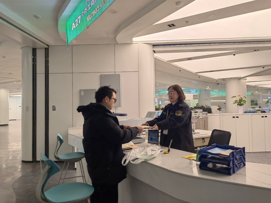 企業(yè)在出證窗口“一站式”領取變更后的營業(yè)執(zhí)照。圖片來源：浙江衢州市市場監(jiān)督管理局