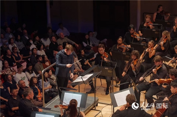 奧克蘭市政廳《空?！方豁懬莩霈F(xiàn)場。張波若攝