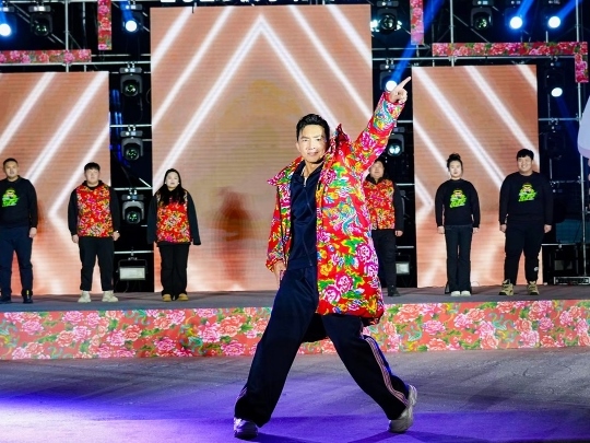 健身教練劉畊宏耐心帶領現(xiàn)場以及線上的朋友們進行熱身。人民網(wǎng)記者 許維娜攝