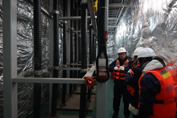 運(yùn)維人員在風(fēng)電場海上升壓站上進(jìn)行巡視檢查。受訪者供圖