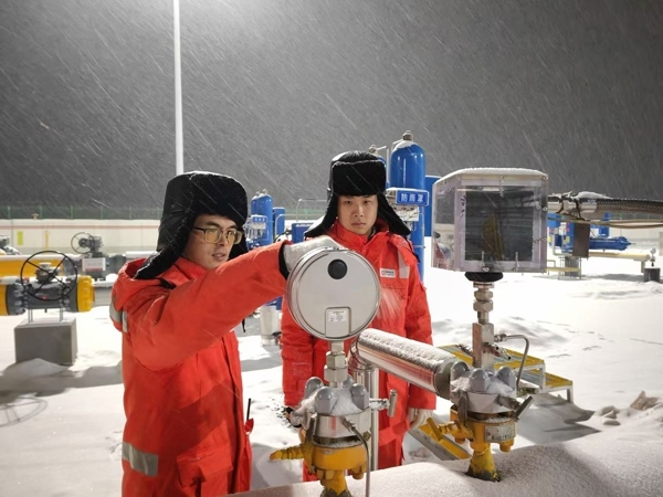 黑河作業(yè)區(qū)員工夜間對天然氣管道進(jìn)行巡檢。受訪者供圖