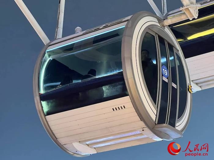 安裝了四要素微型氣象站的摩天輪轎廂。人民網(wǎng) 高清揚(yáng)攝