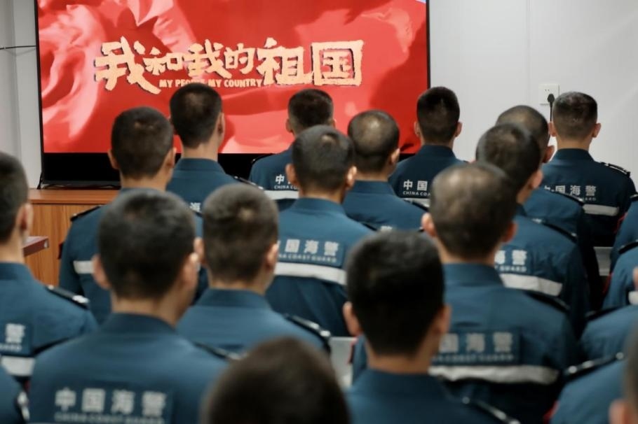 1月25日，中國(guó)海警海鷗艦組織艦上執(zhí)法員觀看紅色電影。