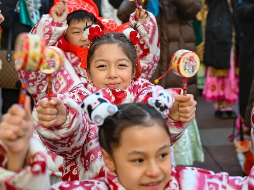 △新疆大巴扎社火迎新春，孩子們?cè)诂F(xiàn)場(chǎng)表演。