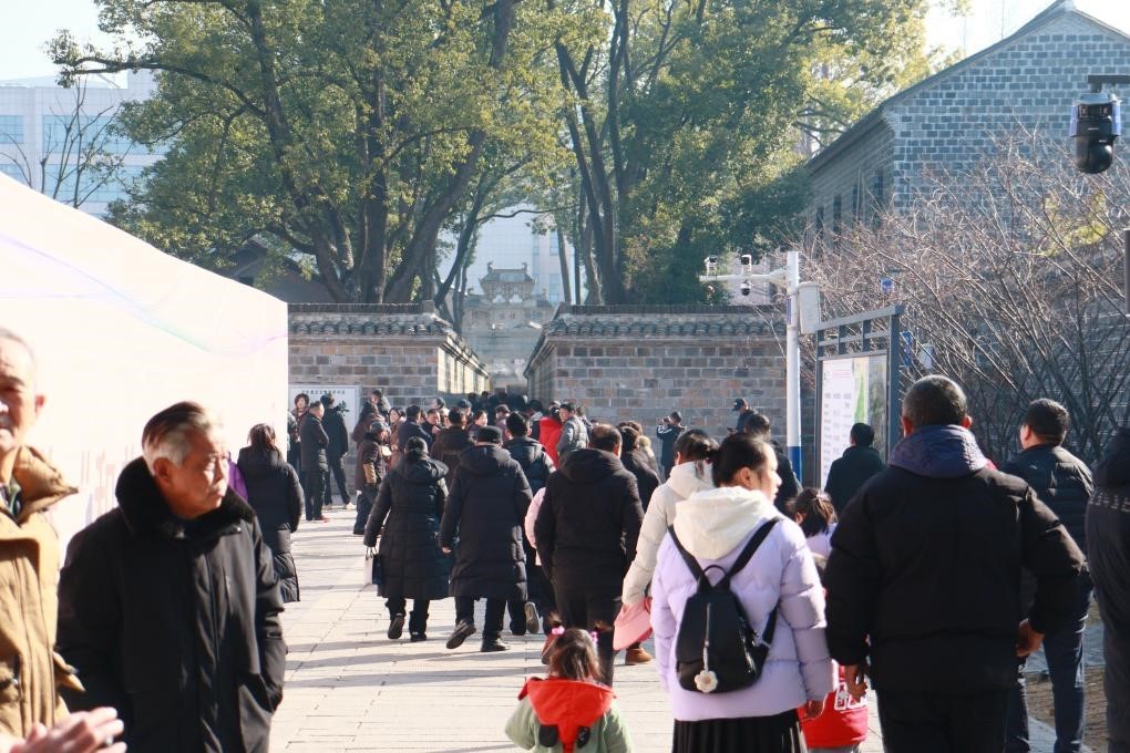 1月29日，游客在安徽省桐城市的六尺巷游覽。新華社記者 許諾 攝