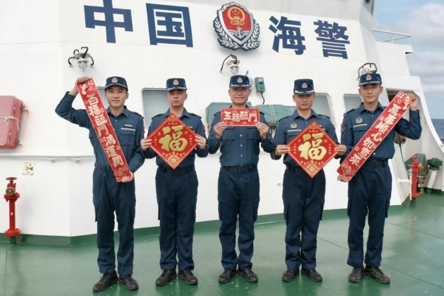 1月27日，中國(guó)海警海鷗艦執(zhí)法員們展示春聯(lián)福字，慶祝農(nóng)歷春節(jié)。