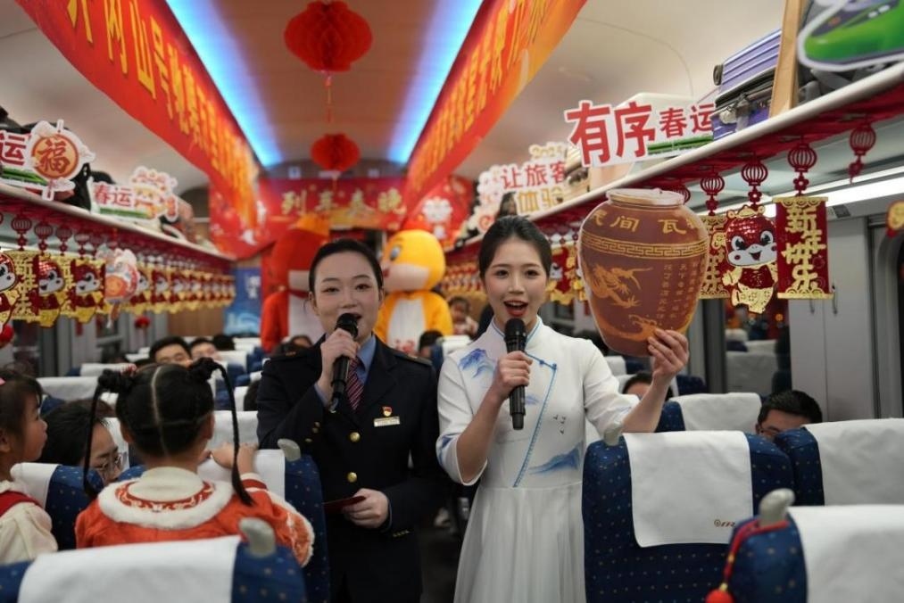 列車乘務(wù)員向旅客介紹江西美食——瓦罐湯。人民網(wǎng) 歐陽易佳攝