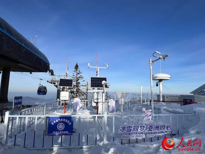 亞布力大鍋盔山頂?shù)墓潭庀蟊O(jiān)測站。人民網(wǎng) 高清揚攝