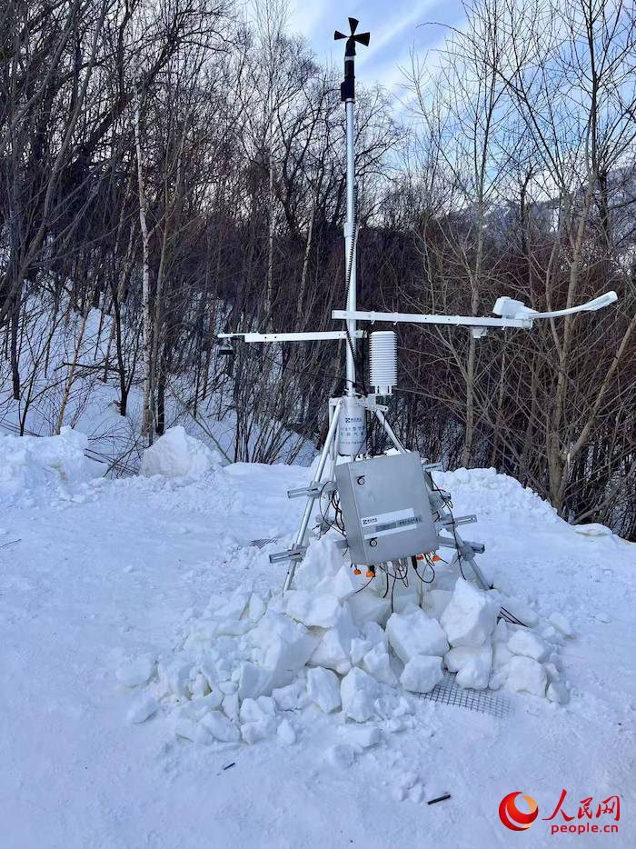 設(shè)置在賽道附近的便攜式自動氣象站。人民網(wǎng) 高清揚攝