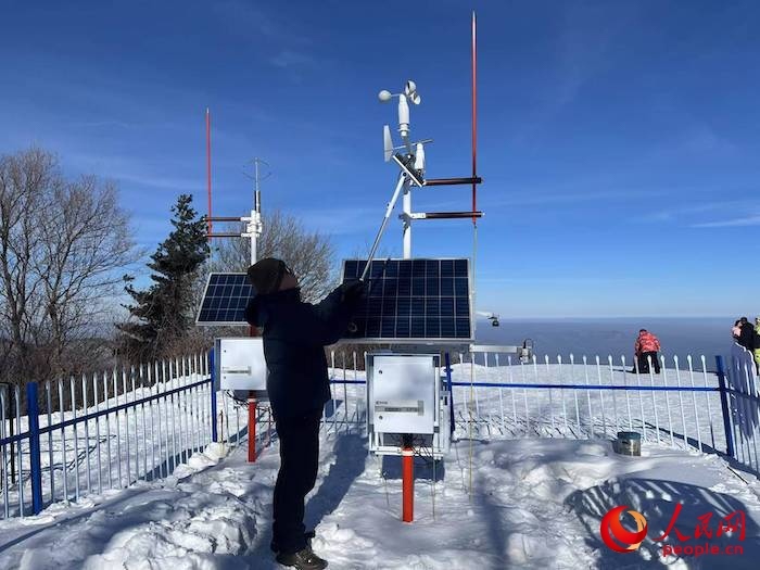 工作人員正在對氣象設(shè)備進行日常維護。人民網(wǎng) 高清揚攝