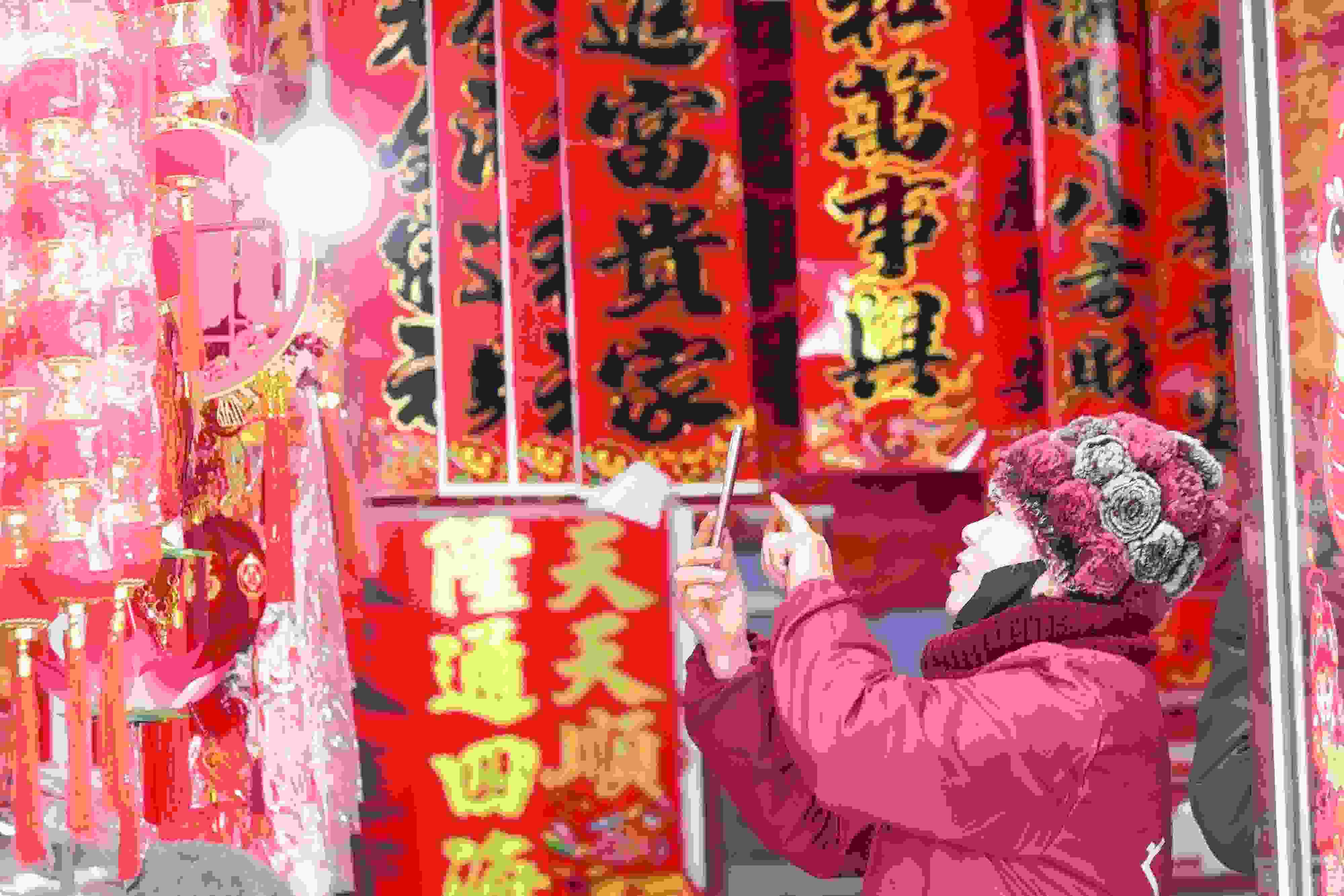 2025年1月5日，在山東省高密市夏莊鎮(zhèn)東李家村，商戶通過手機在網(wǎng)上推銷新春飾品。