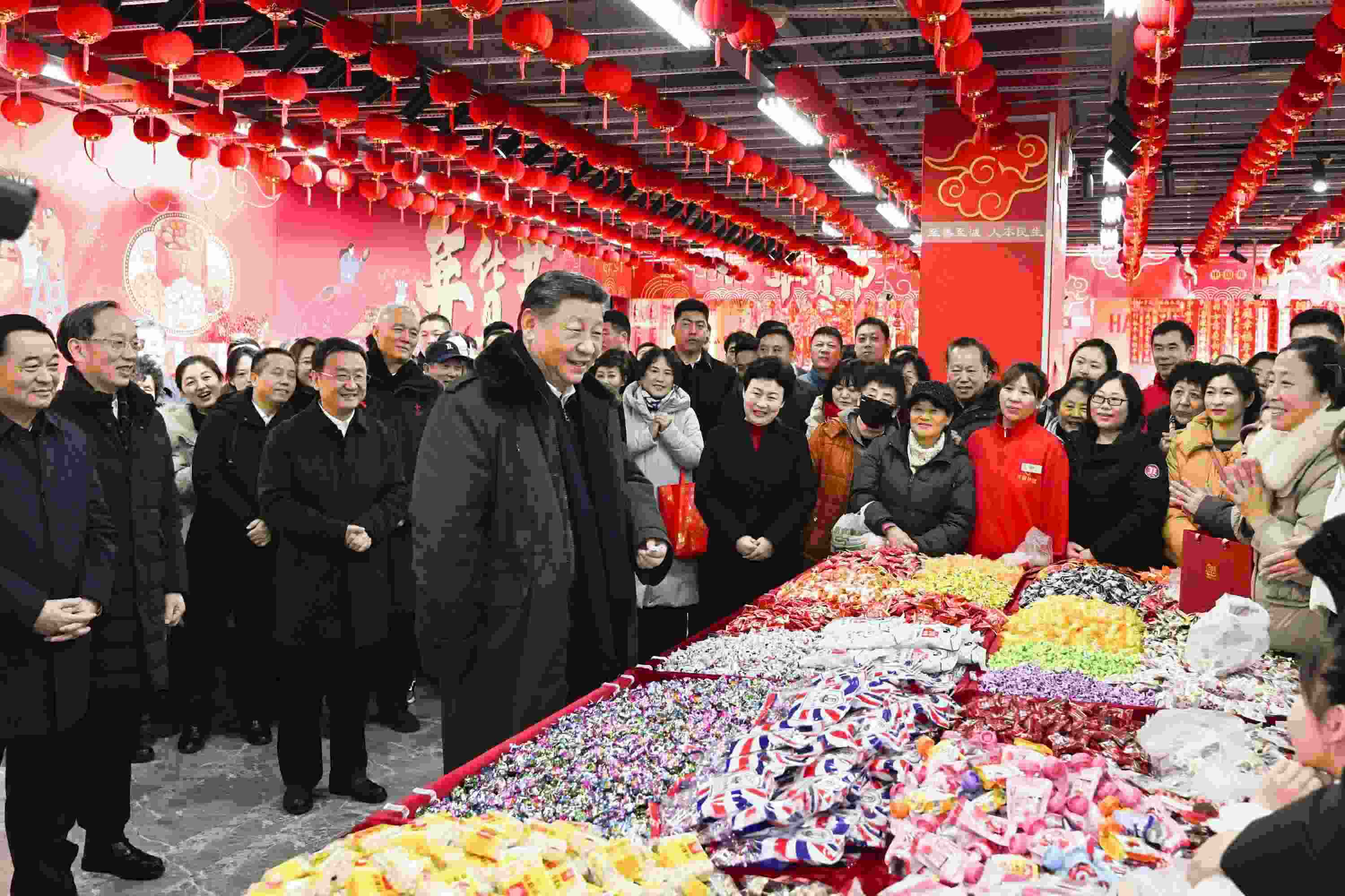 2025年1月23日，習(xí)近平總書(shū)記在遼寧沈陽(yáng)大東副食品商場(chǎng)考察時(shí)，同店主和顧客親切交流，向大家致以新春祝福。