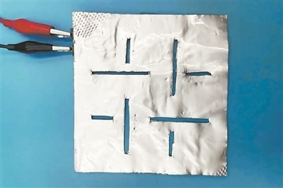 帶有矩形孔的袋式電池。圖片來源：英國《新科學(xué)家》雜志網(wǎng)站