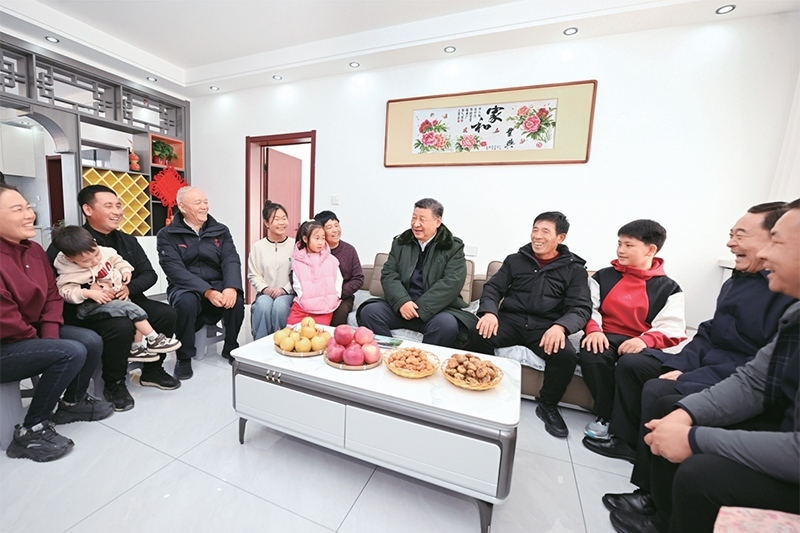 2025年1月22日至24日，中共中央總書記、國家主席、中央軍委主席習(xí)近平冒著嚴(yán)寒來到遼寧，看望慰問基層干部群眾。這是22日下午，習(xí)近平在葫蘆島市綏中縣明水滿族鄉(xiāng)祝家溝村考察時，同村民王寶維一家圍坐一起拉家常。 新華社記者 謝環(huán)馳/攝