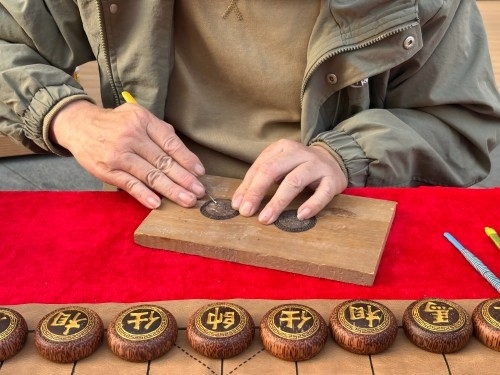 柯秋楓正在雕刻。人民網(wǎng) 陳葉欣攝