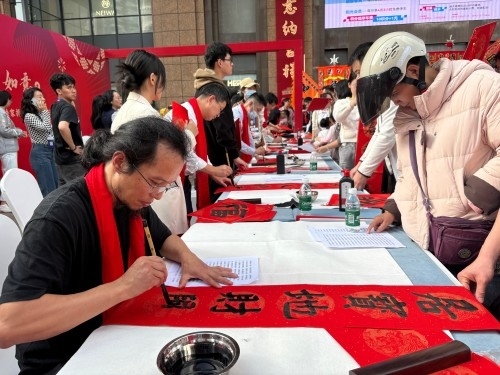 活動現(xiàn)場贈送春聯(lián)和福字。人民網(wǎng) 陳葉欣攝