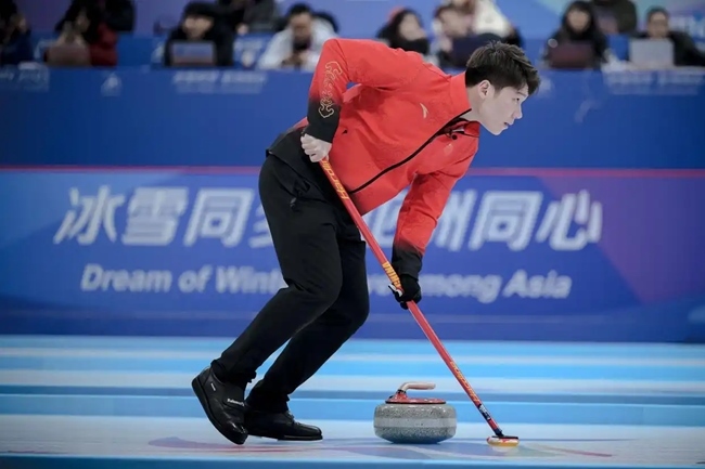 2月4日，中國隊選手王智宇在比賽中擦冰。新華社記者 江漢 攝