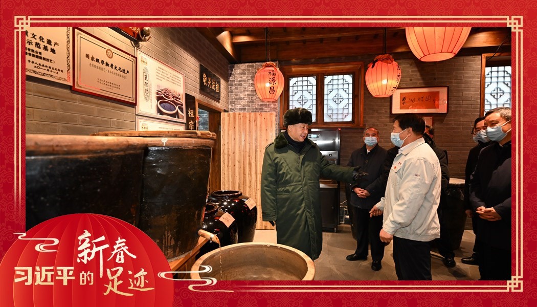 2022年1月27日，習(xí)近平總書(shū)記沿街巷察看山西平遙古城風(fēng)貌，走進(jìn)東湖老醋坊，了解當(dāng)?shù)亻_(kāi)展特色經(jīng)營(yíng)情況。