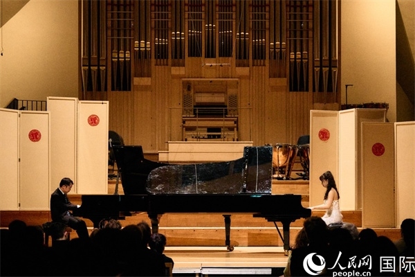 旅英鋼琴家李勁峰和郭鑫弈雙鋼琴“斗琴”。楊浩鵬攝