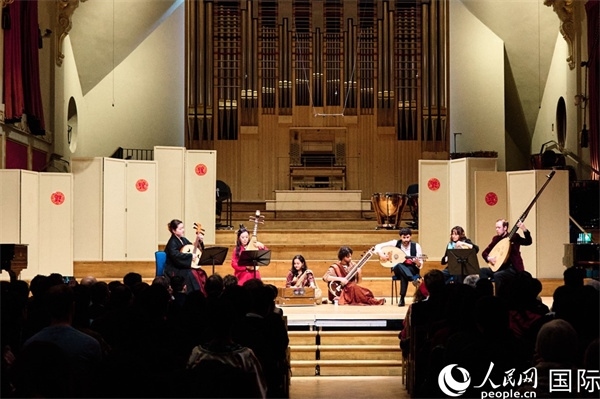 英國(guó)中樂(lè)團(tuán)和倫敦魯特琴樂(lè)團(tuán)演奏《絲綢之韻》。楊浩鵬攝