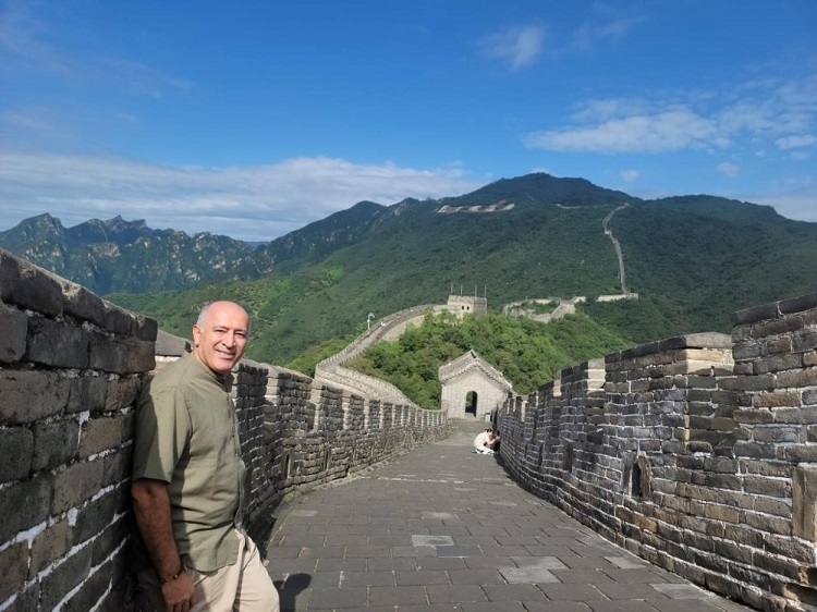 瓦里夫·庫(kù)邁哈在游覽長(zhǎng)城時(shí)留影。受訪者供圖