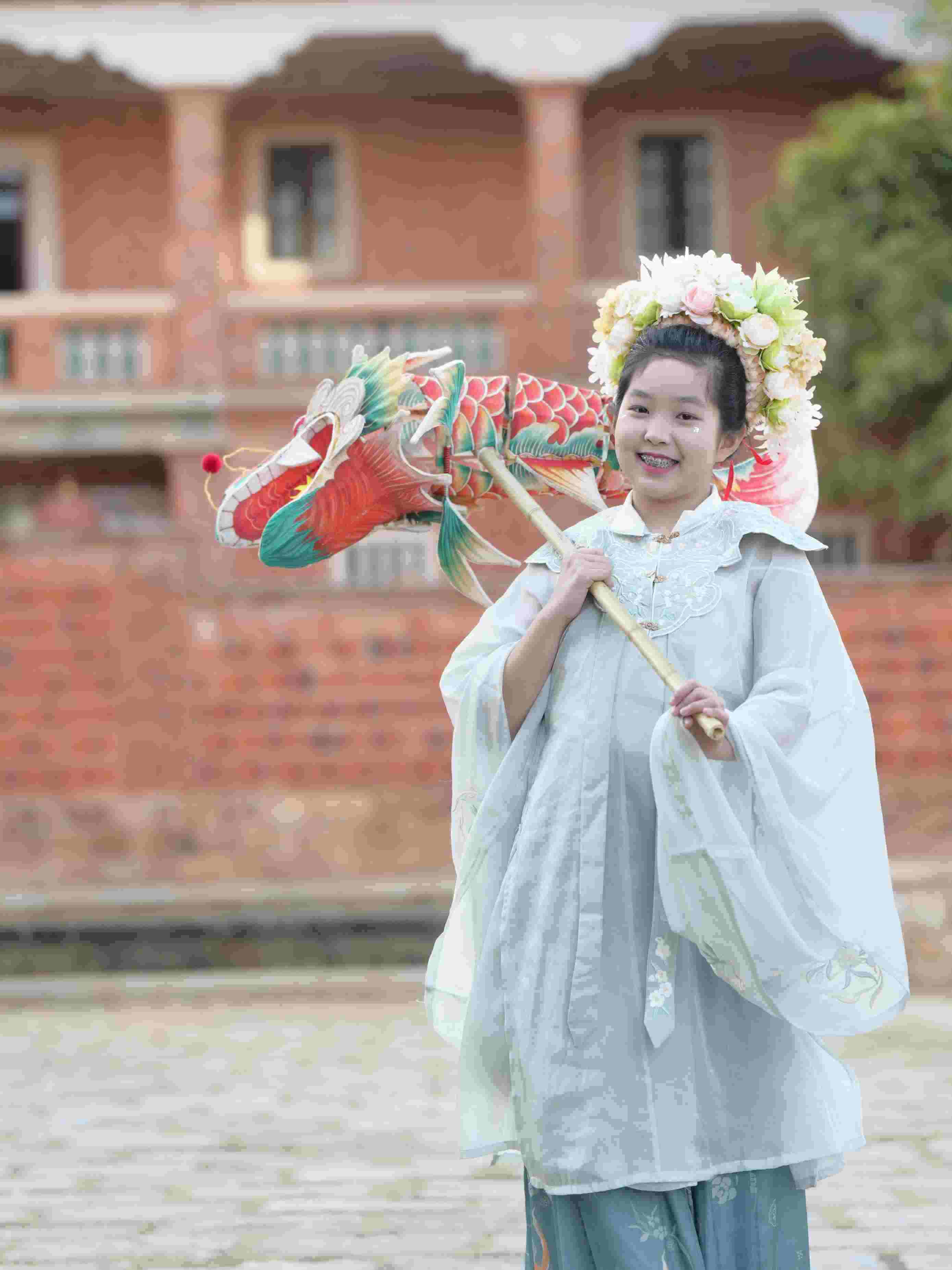 在泉州，沈女士為女兒拍下頭戴簪花的照片。受訪者供圖