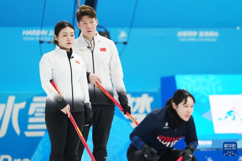 2月6日，中國(guó)隊(duì)選手王智宇（中）、韓雨（左）在比賽中。新華社記者 王松 攝
