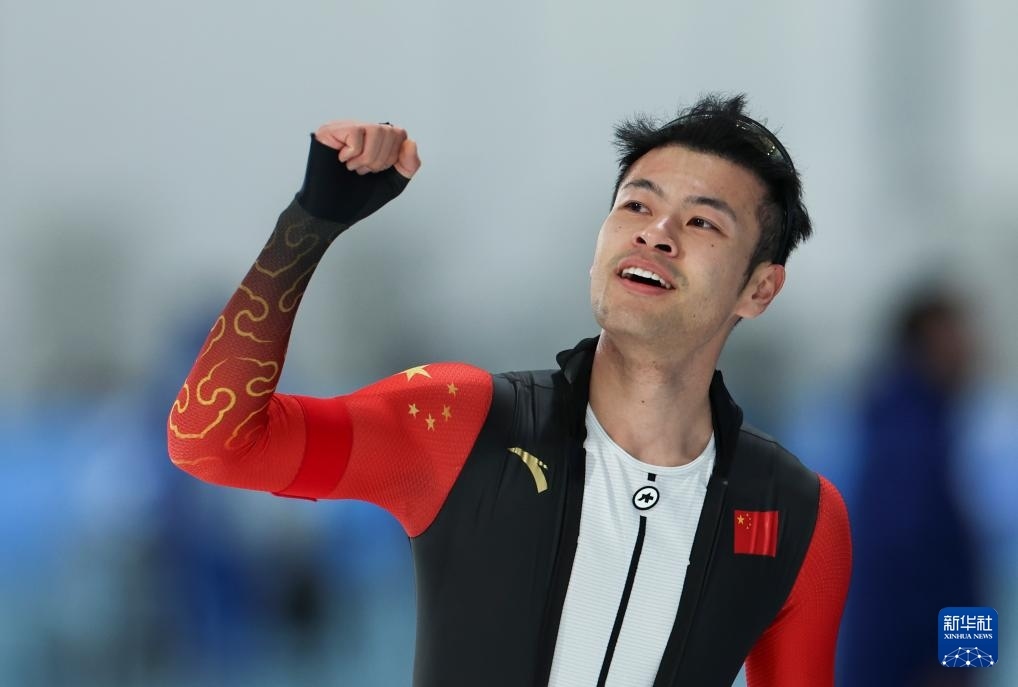 2月8日，寧忠?guī)r慶祝奪冠。新華社記者 王楷焱 攝