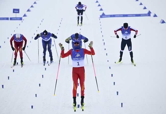 2月8日，王強(qiáng)（中）慶祝奪冠。新華社記者 張龍攝