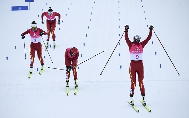 2月8日，李磊（右一）沖過終點(diǎn)后慶祝奪冠。新華社記者 張龍攝