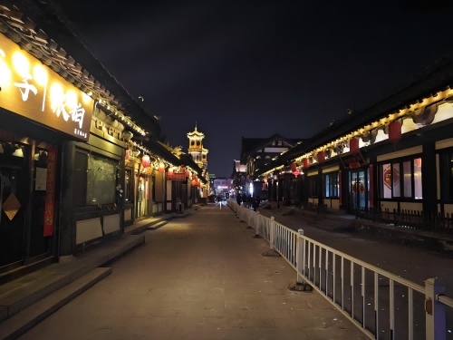 道歉公告發(fā)布后，夜晚10時(shí)的古城。人民網(wǎng)記者 黃鈺攝