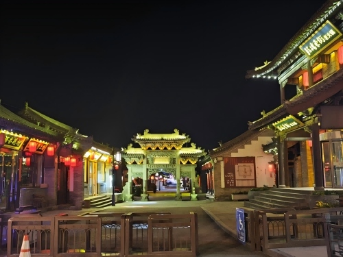 道歉公告發(fā)布后，凌晨5時(shí)的古城。人民網(wǎng)記者 黃鈺攝