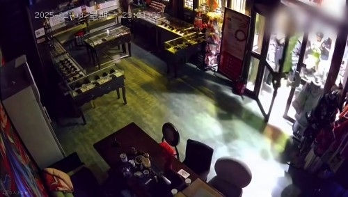 網(wǎng)傳“破門亮燈”畫面。網(wǎng)絡(luò)視頻截圖